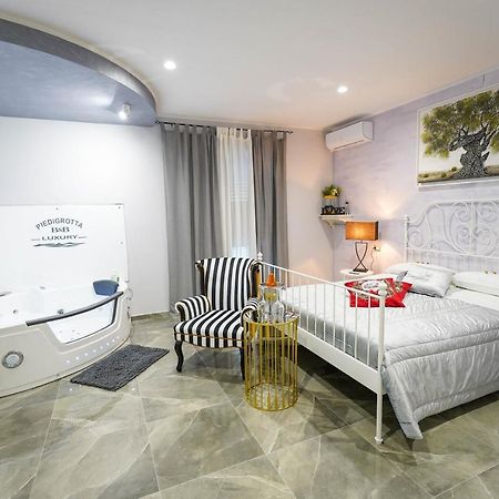 לינה וארוחת בוקר פיצו Piedigrotta Magique Luxury מראה חיצוני תמונה